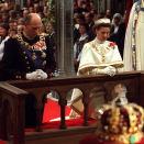 King Harald and Queen Sonja kneeling at the alter in Nidaros Cathedral (Photo: Bjørn Sigurdsøn, Scanpix)